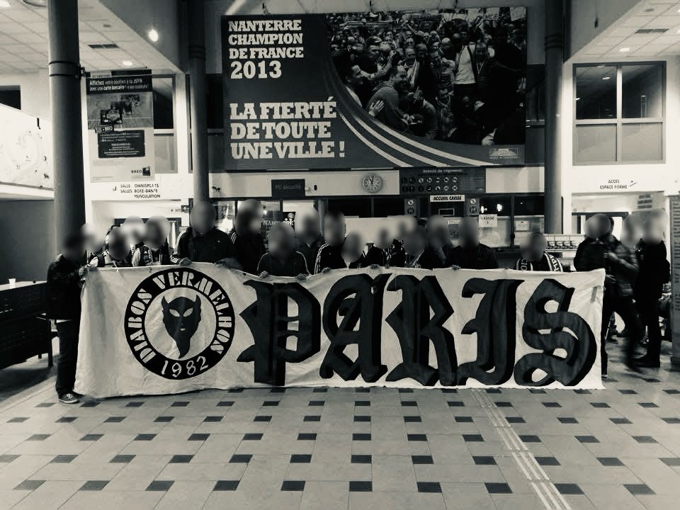 ultrasbenfica__'s tweet photo. “21 𝐀𝐍𝐎𝐒 𝐀 𝐓𝐄𝐔 𝐋𝐀𝐃𝐎“ 

Hoje celebra-se o 21° aniversário do núcleo dos Diabos Vermelhos de Paris.  Parabéns rapazes 🔴⚪️ https://t.co/6ilJFFzukY
