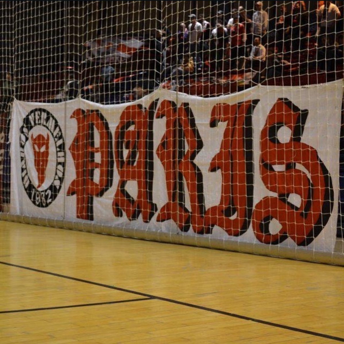 ultrasbenfica__'s tweet photo. “21 𝐀𝐍𝐎𝐒 𝐀 𝐓𝐄𝐔 𝐋𝐀𝐃𝐎“ 

Hoje celebra-se o 21° aniversário do núcleo dos Diabos Vermelhos de Paris.  Parabéns rapazes 🔴⚪️ https://t.co/6ilJFFzukY