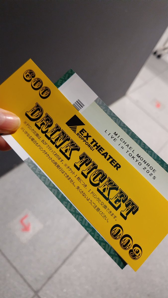 82sara82's tweet image. ANOTHER～の時が初見だったけど(20年前！えっ！)その頃から全く変わりないスタイル♪カッコ良いよなー！アルバム出来たら来日してほしいなー！謎の勢いでちょっと変なTシャツ買っちゃったので来日して早く着させてー！(Aデザイン 笑)アルバムも楽しみだなー＼(^^)／ #Michaelmonroe