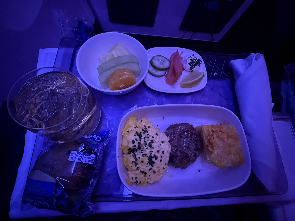 hashphish's tweet image. Having breakfast while Flying to Honolulu🌺🛫😋