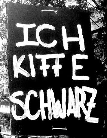 Ich konsumiere #Cannabis und habe das schon getan, als privater Besitz per #BtMG verboten war.

Heute besitze ich legal, kaufe legal und möchte mein Geld auch nicht wieder zum #Schwarzmarkt tragen. 

Aber ich tu's wieder, wenn Du das so willst  <a href="/ninawarken/">Nina Warken</a>? 
🥦