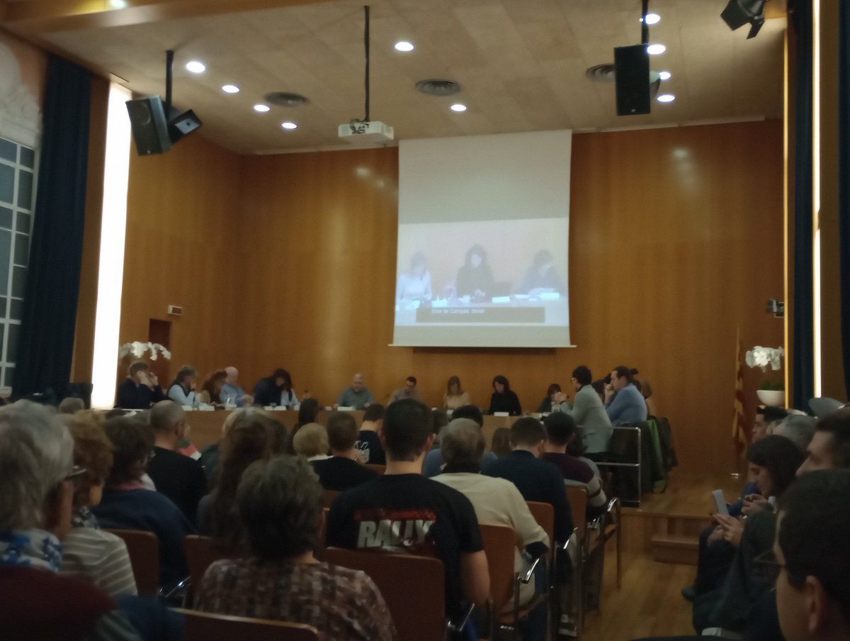 Comença el #PleGràcia . Sala plena amb veïnat Vila de Gràcia, Vallcarca i Parc Güell. Esperant encara <a href="/laiabonetrull/">Laia Bonet</a>