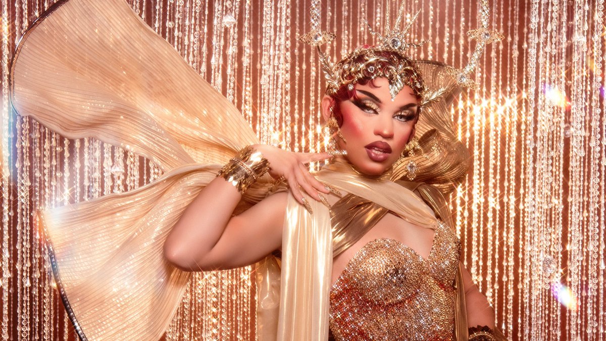 The face card clearly runs in the family #DragRace