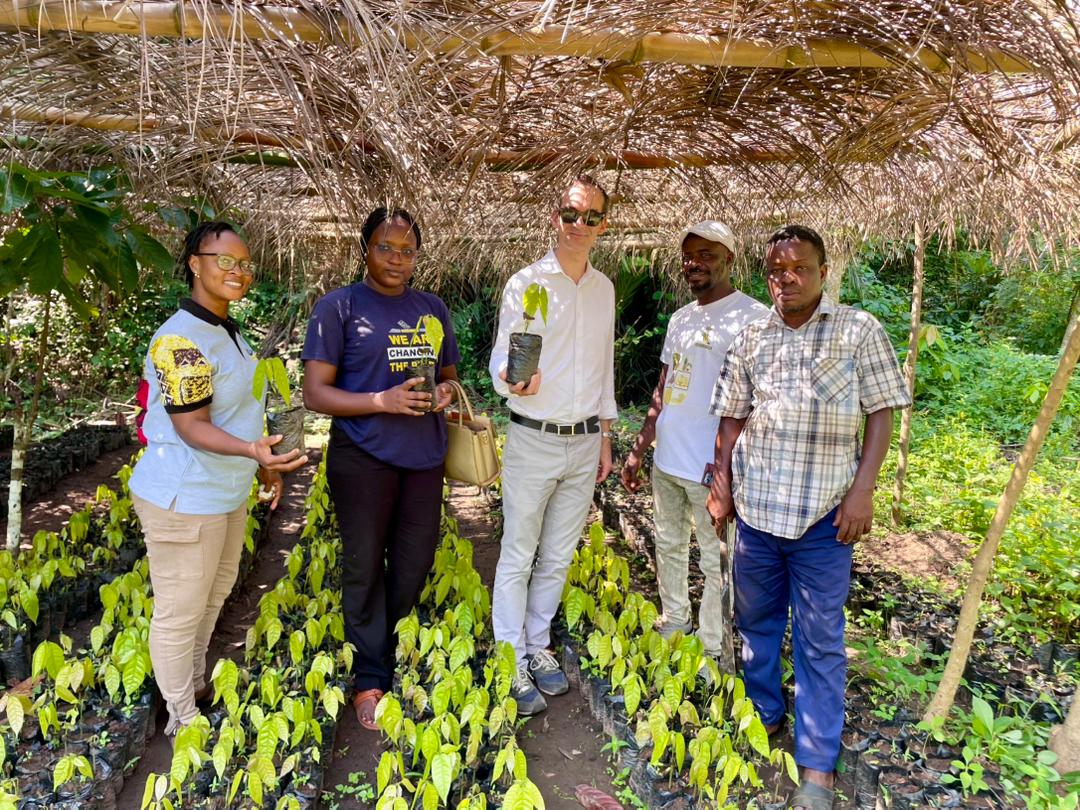 #VisiteDeTerrain | Tournée de l'Ambassadeur de France à Kpalimé 🇫🇷🇹🇬

✅ Rencontre avec les équipes d’Axian / YAS–Togocom pour échanger sur les enjeux de connectivité du territoire 📡

✅ Réunion de travail avec les maires de Kloto pour faire le point sur nos projets communs ✍️