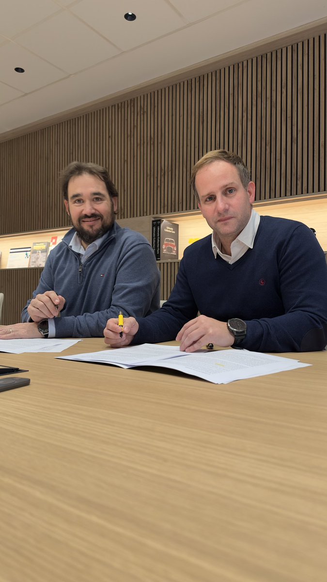 Damos la bienvenida a <a href="/zunder_es/">Zunder</a> (los chicos azules del rayito y mejor Operador d Carga de España, elegido x los usuarios) a AUVE como Socio Protector. Toda una declaración d intenciones por parte d <a href="/DanielPerezEV/">Daniel Perez EV 🔋</a>, CEO de Zunder (en la foto con <a href="/AngelGarciaEV/">Ángel García</a>, presidente d AUVE).