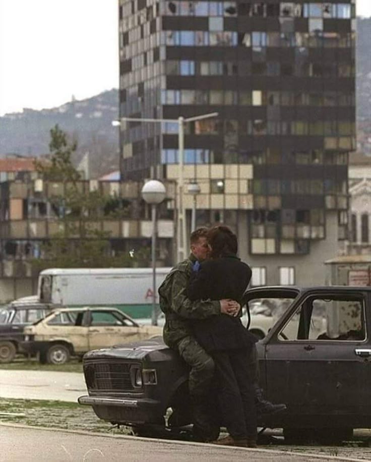 YugoslavVisuals's tweet image. A couple embrace during the Siege of Sarajevo, 1990s.