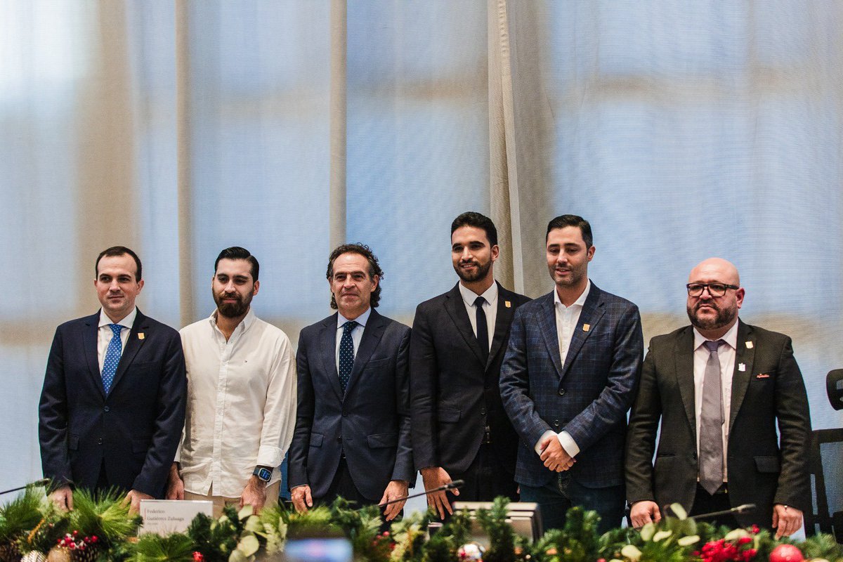 Acompañamos la posesión de la Mesa Directiva del Concejo 2026 y la clausura del tercer período de sesiones 2025.

Seguimos trabajando con responsabilidad y compromiso por las familias, los niños y el bienestar de Medellín. 

¡Aquí estamos para servir!