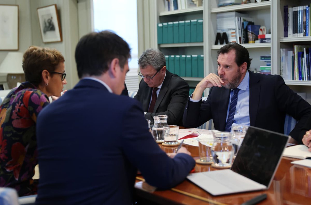 El ministro <a href="/oscar_puente_/">Óscar Puente</a> se ha reunido hoy con la presidenta de Navarra, <a href="/mavichina/">María Chivite / ❤️</a>, para abordar la situación de los proyectos en marcha en materia de infraestructuras y las inversiones en obra ferroviaria y carreteras en la Comunidad Foral.