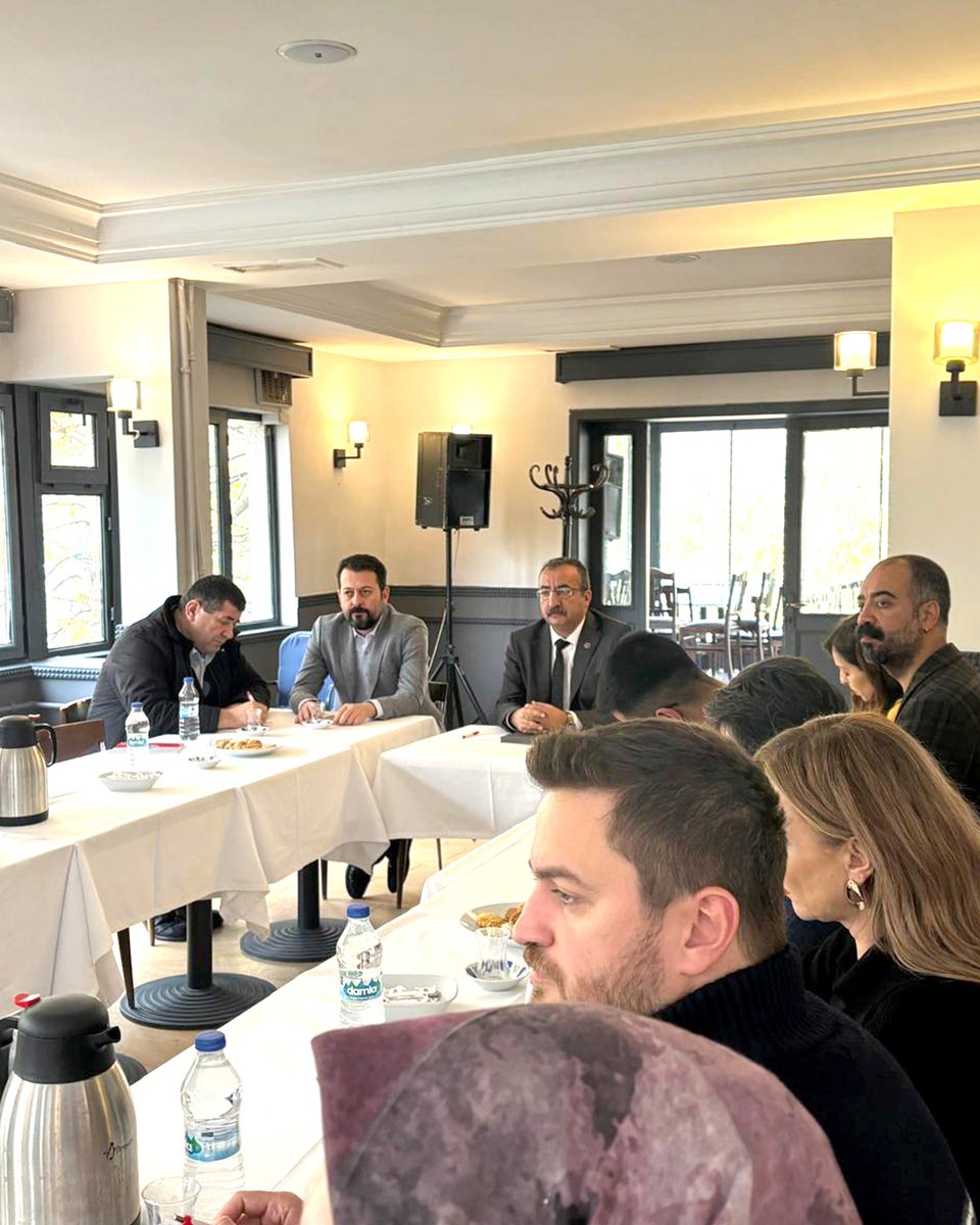 Ankara’da, Mülkiyeliler Birliği toplantı salonunda bugün (2 Aralık 2025) eğitimin önde gelen bileşenlerinin katılımıyla bir buluşma gerçekleştirildi. Eğitimcilerin, toplantıda, eğitimin geleceğine yönelik ortak mücadelenin olanakları ve önemi üzerine kapsamlı değerlendirmeler