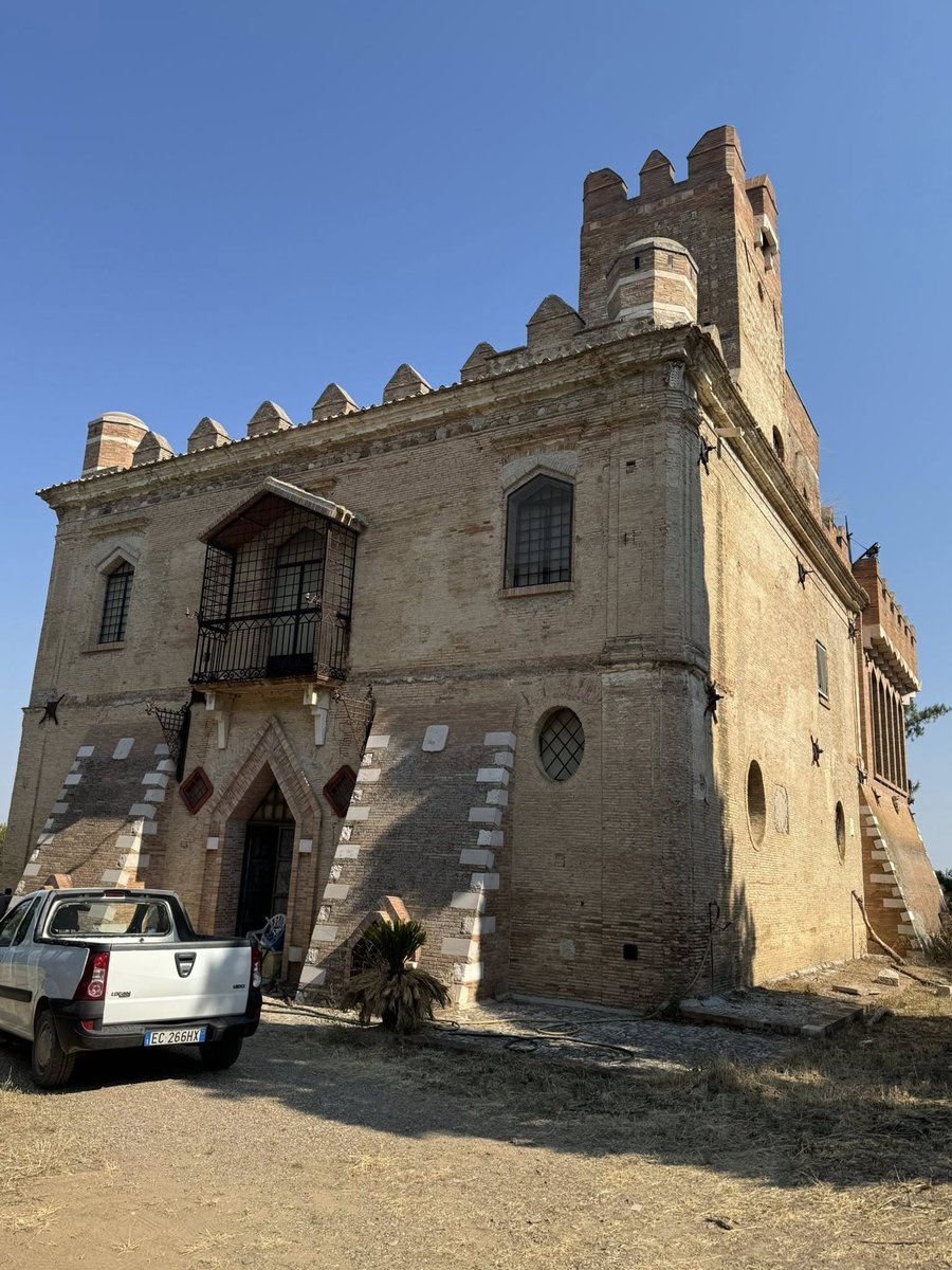 TimurNegru's tweet image. Client: &quot;I want a nice holiday home in Southern Italy that&apos;s big enough for the whole family.&quot;

Me: Here is a fortified castle with real battlements, 5 hectares of olive groves, and... a dungeon.

Asking price: €350k ($400k).

(Look at the rest of this place) 👇