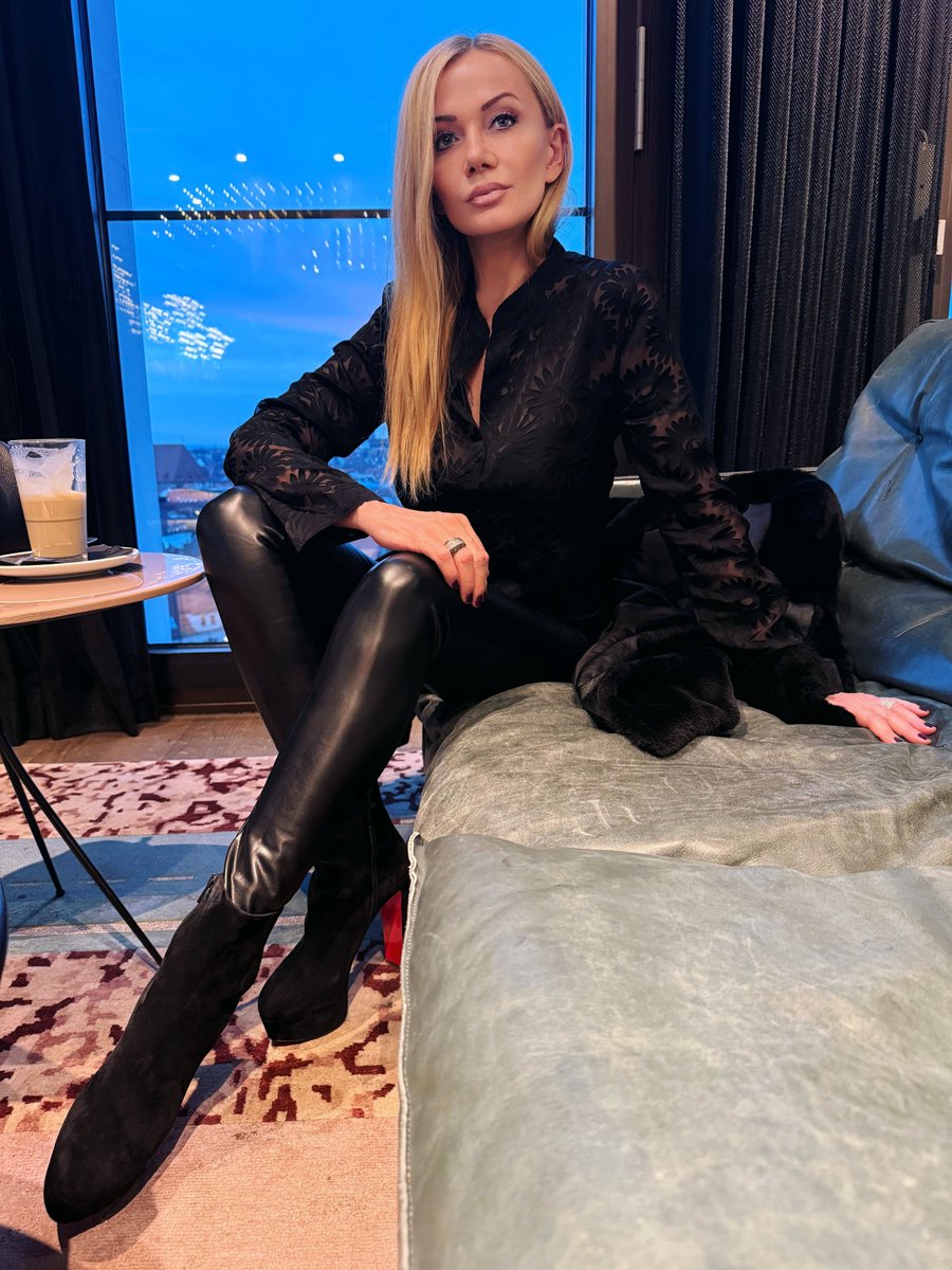 Mistress_Zahra's tweet image. Dusk over the city, latte macchiato within reach.
Beef carpaccio to start, matching soles for the perfect rhythm – before you surrender.
Meet me for a discreet dinner to lay the foundation for your submission.
Who's ready for a FLR ?

#DinnerDateVibes #SkyBar #DominatrixStyle…