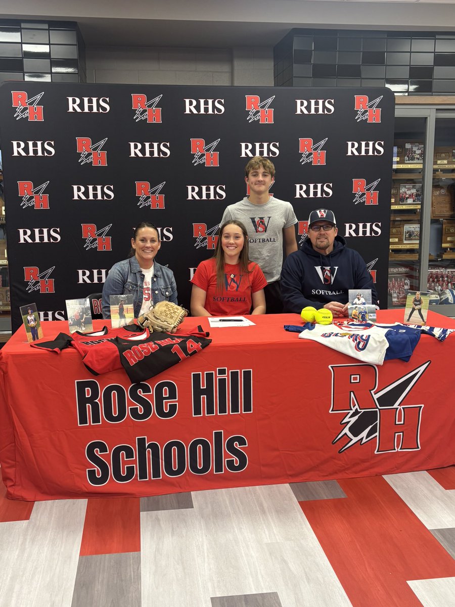 bridget_mohr4's tweet photo. Officially signed!! I’m so excited for this next chapter and super excited to be a lady senator!! ❤️💙
#rollsens @BritneyPurser @WSCCsoftball @WaltersStSports https://t.co/5oqx8mx7Iu