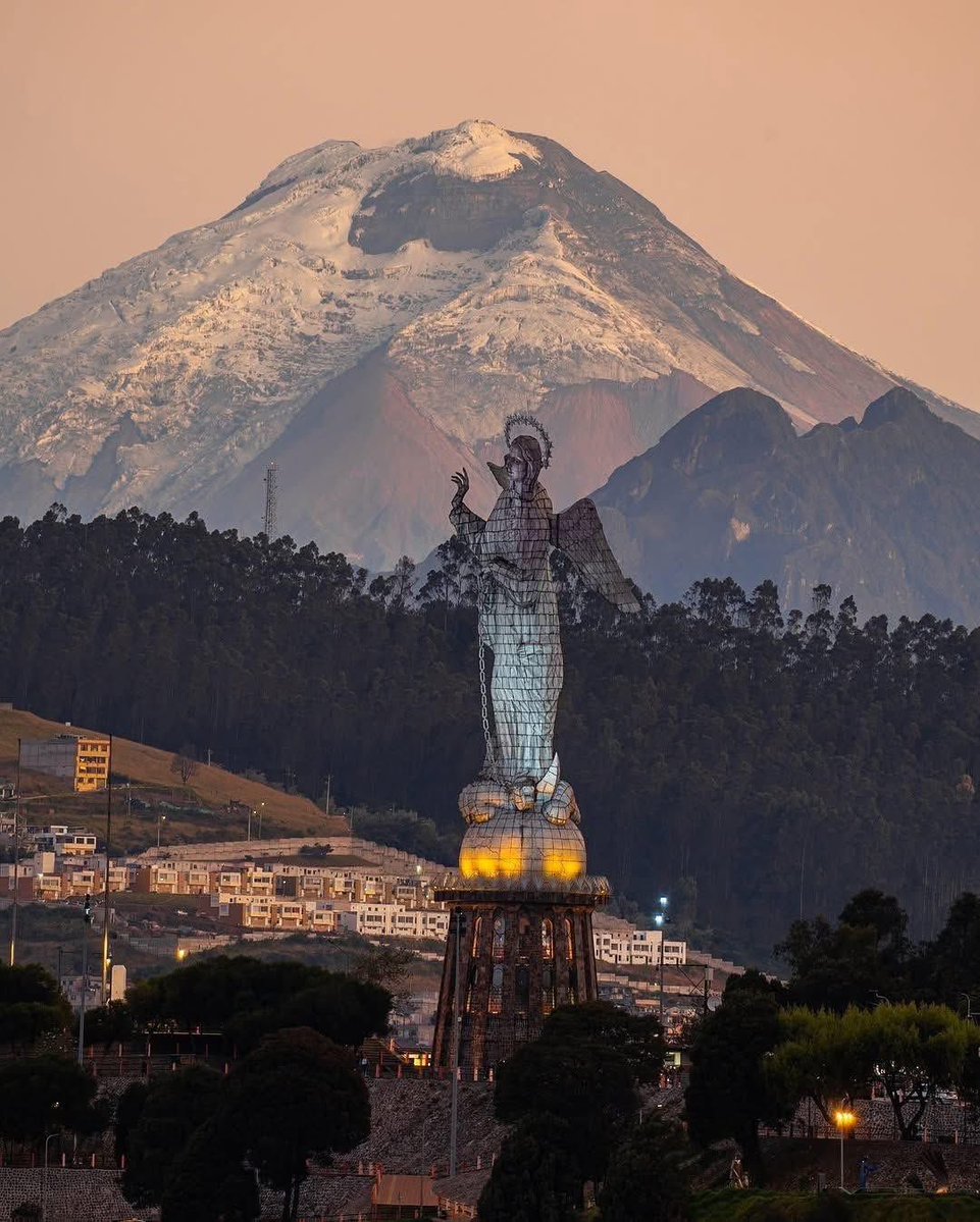 Linda foto de Quito, desde un perfil poco visto. 
Tomada de FB