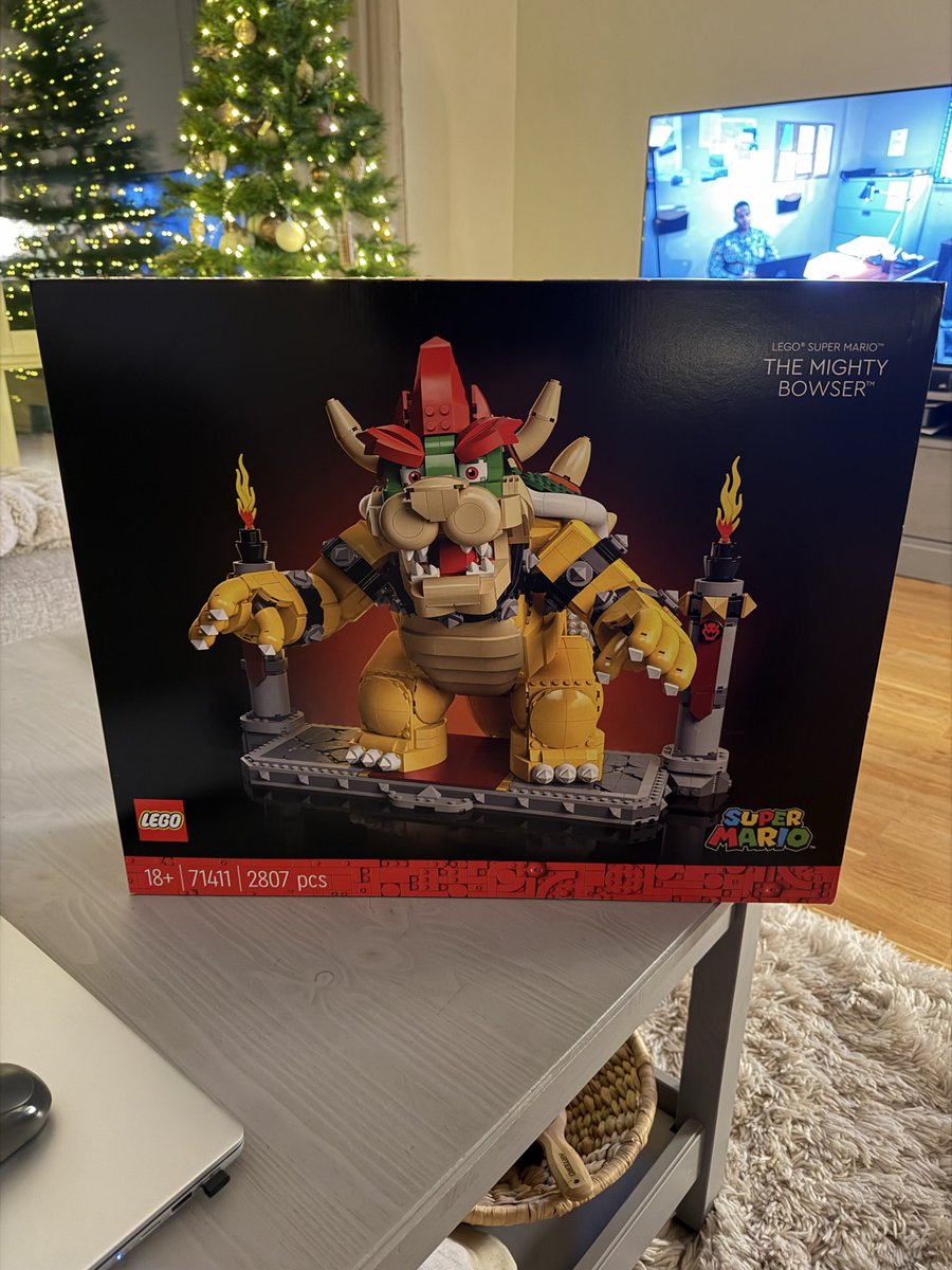 Wahlgren_80's tweet image. Kommer aldrig växa upp. Ca 5 kg godis av kollegorna och Lego Bowser av sambon.
En bättre födelsedag helt enkelt 🤩🔥 #godis #lego #bowser #harmoni