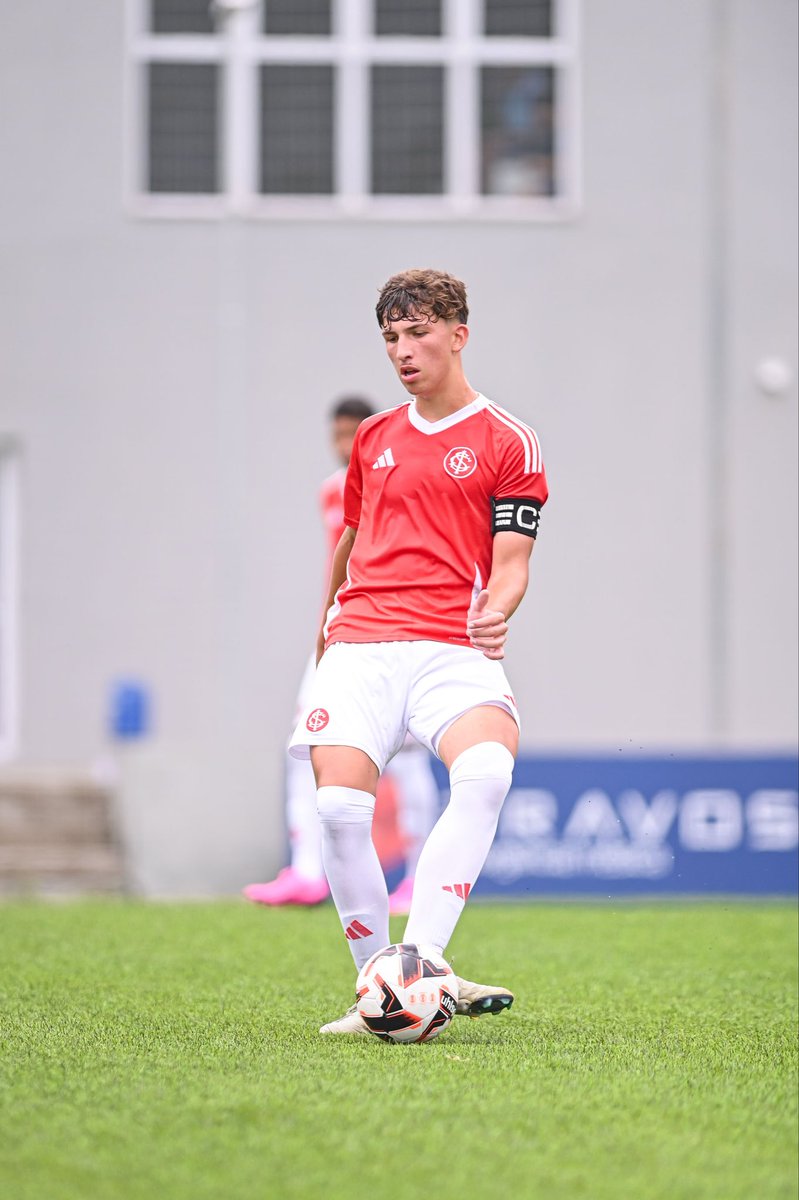 Celeiro_Ases's tweet photo. Goleada e classificação na Copa Limonta! 🇦🇹

A Sub-15 colorada derrotou o Albion-URU por 4x1 nesta terça-feira (02), no CT do Barra. 🤩🤩

Theo Brasil (2), Rossi e Gustavo marcaram os gols do #CeleirodeAses. 💪

Com a vitória, o Inter garantiu a vaga antecipada para a semifinal. https://t.co/ijIhc3Qo4r
