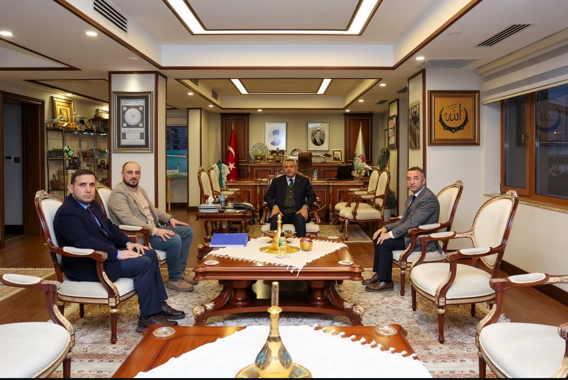 Yeşilay Rize Şube Başkanı Selçuk Beşikçi ve yönetim kurulu üyeleri, Gençlik ve Spor İl Müdürü Ramazan Öztürk ile Güneysu Tenzile Erdoğan Hastanesi Müdürü Salih Yıldırım eşliğinde Rize Valimiz İhsan Selim Baydaş’ı makamında ziyaret etti.