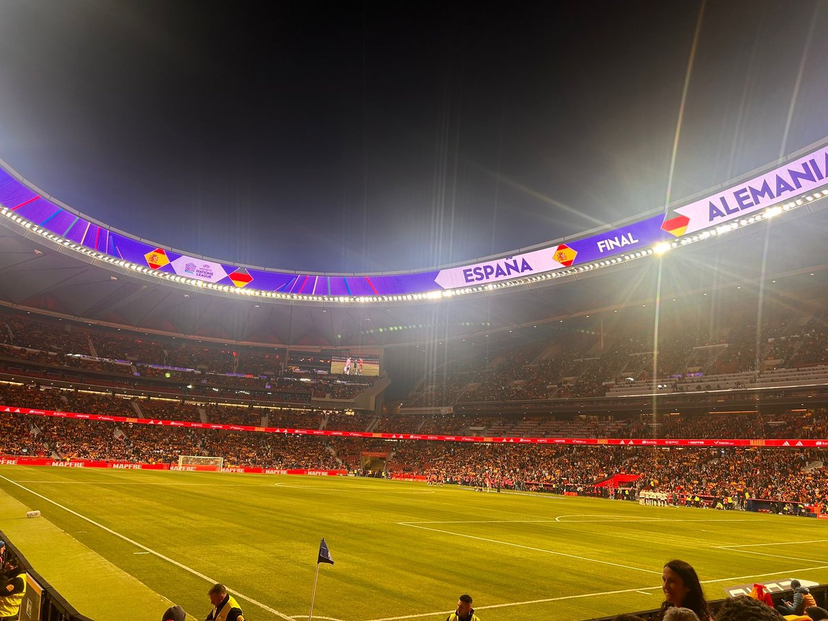 andyymcfc's tweet image. Mum’s at the UWNL Final and I’m incredibly jealous 😩