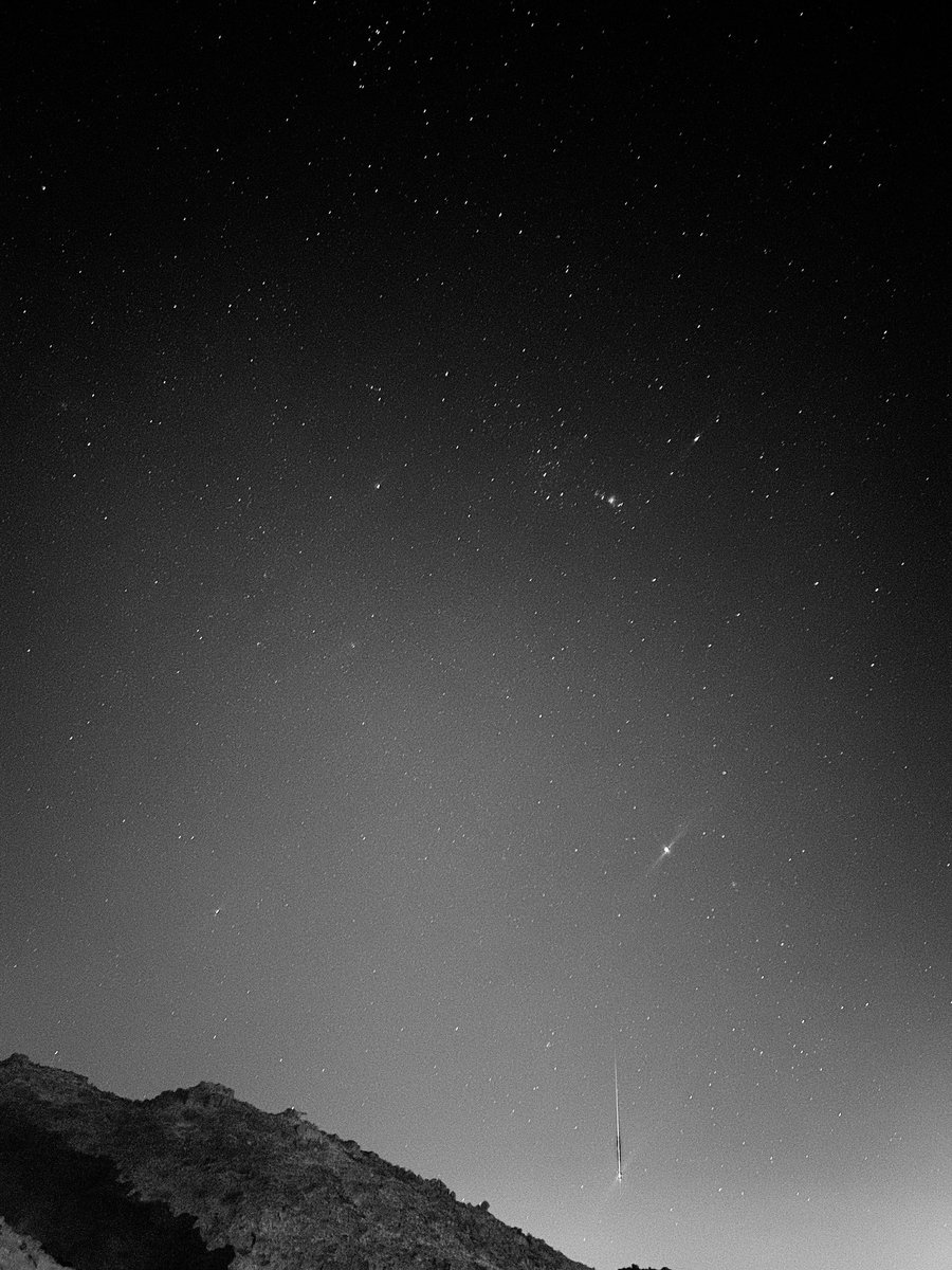 اعشق ديسمبر وبالغالب بتشوفون شهُب على طول الشهر 💫