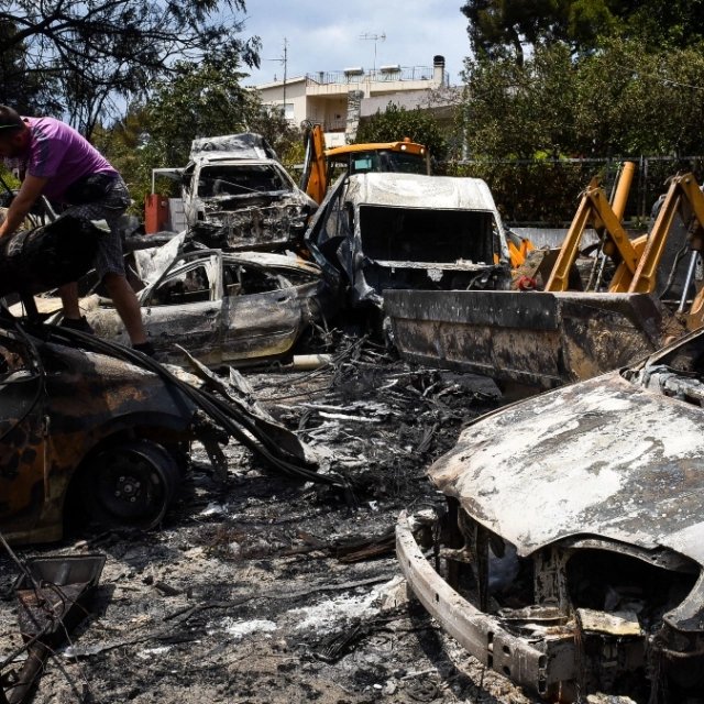 ‼️Σφοδρή επίθεση στον Αλέξη Τσίπρα, ενόψει της παρουσίασης του βιβλίου του «Ιθάκη» εξαπέλυσε ο Σύλλογος Συγγενών Θανόντων και Εγκαυματιών της 23ης Ιουλίου 2018 στην Ανατολική Αττική.
Επισημαίνοντας ότι η τραγωδία στο #Μάτι δεν ήταν «φυσικό φαινόμενο» αλλά κρατικό έγκλημα που