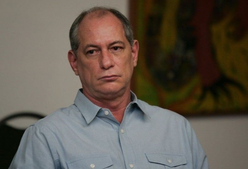 analise2025's tweet image. Ciro Gomes tem 69% de rejeição no bolsonarismo (Quaest). Michelle Bolsonaro vai ganhar com folga nessa briga.

O eleitorado que menos rejeita Ciro é o lulista (47% de rejeição), campo que ele ataca há 6 anos por puro ressentimento e por ser uma anta em análise de conjuntura.