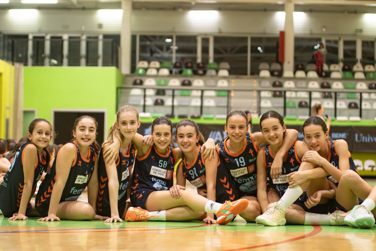 A presentación oficial sempre nos lembra quen somos.

Desde as máis pequenas ata as máis grandes, xogadoras, adestradores, nais, pais, autoridades e toda a xente que nos acompaña… todos respiramos o mesmo sentimento: orgullo de pertencer.