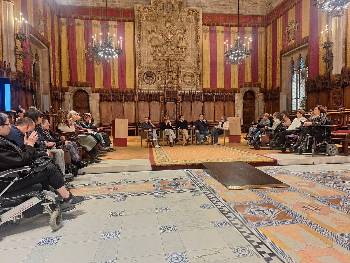 Avui, al Saló de Cent de <a href="/bcn_ajuntament/">Ajuntament de Barcelona</a>, hem commemorat el Dia Internacional de les Persones amb Discapacitat amb entitats, autoritats i persones del sector. 

Hem parlat d’accessibilitat i de la cooperació amb <a href="/UNRWA/">UNRWA</a> 

Orgullosos d’una Barcelona que basteix ponts. 🙌🏼