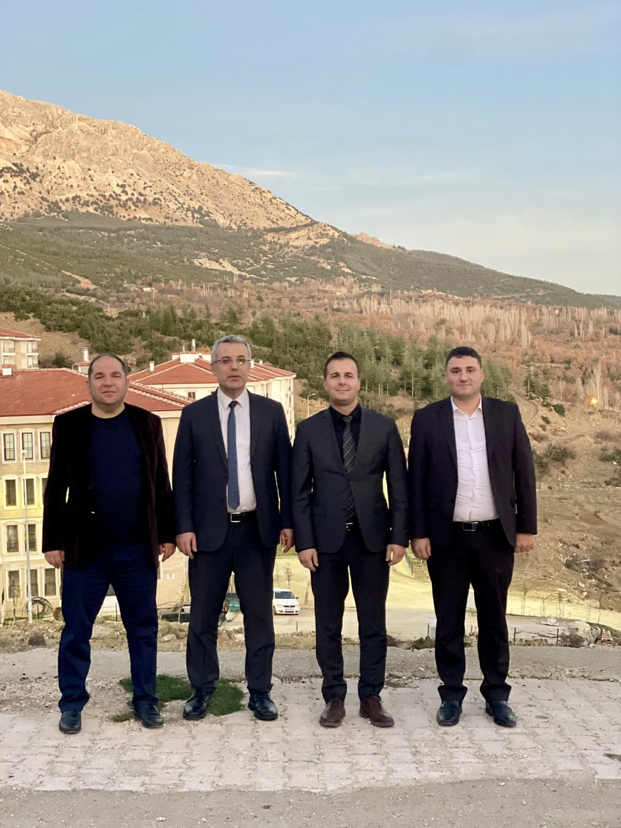 Isparta Vali Yardımcıları Sn. Adnan Tezcan, Sn. Hasan Hüseyin Vural ve Sn. Server Sinanoğlu, İlçe Kaymakamımızı ziyaret etti.
İlçe Kaymakamımız, nazik ziyaretleri için kendilerine teşekkür etti.