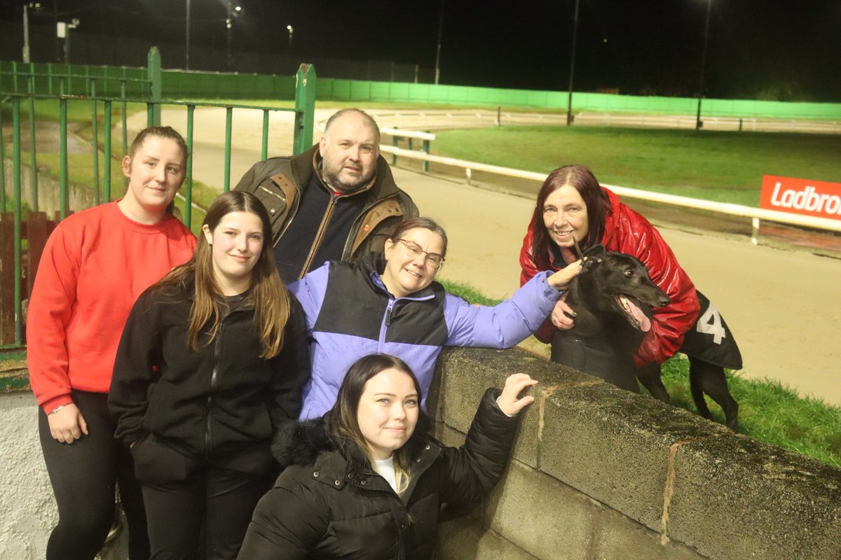 RECORD BREAKER 🚨

The amazing Blastoff Josifa ran her 203rd race here at Monmore this evening (a new record) and finished her career with a sensational D2 victory in 15.66secs ⏱️

She'll be back here soon for a special presentation at the podium - a true Monmore legend for