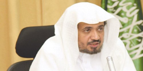 خصص يوماً لاستقبال الطلبة بالجامعة الإسلامية حينما كان رئيساً لها، فذهبت أشفع لزميلٍ لي من نيجيريا سيُطوى قيده لسوء فهم ولا يُحسن العربية، فما كان منه رحمه الله 🤲🏻 إلا أن تناول طاقية النيجيري ولبسها بعد أن نزع شماغه ثم قال له كالمتلطِّف: هل تجدُني نيجيرياً!! فضحك الطالب 😂