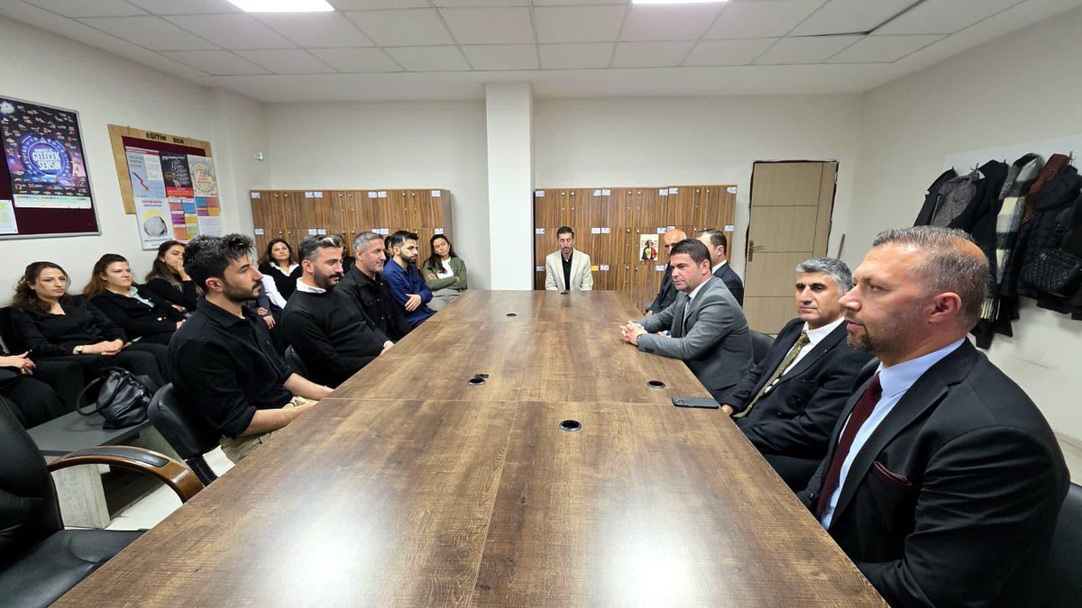 📌 İl Milli Eğitim Müdürümüz Sn. Nurettin YILMAZ, Cumhuriyet İlkokulu’nu ziyaret ederek Türkiye Yüzyılı Maarif Modeli kapsamında öğretmenler ve öğrencilerle bir araya geldi, eğitim ortamını yerinde inceledi.

<a href="/tcmeb/">Millî Eğitim Bakanlığı</a> <a href="/TCyuksekova/">Yüksekova Kaymakamlığı</a> <a href="/ctn_kdr/">Kadir Çetin</a> <a href="/nrtttin_ylmz/">Nurettin YILMAZ</a>