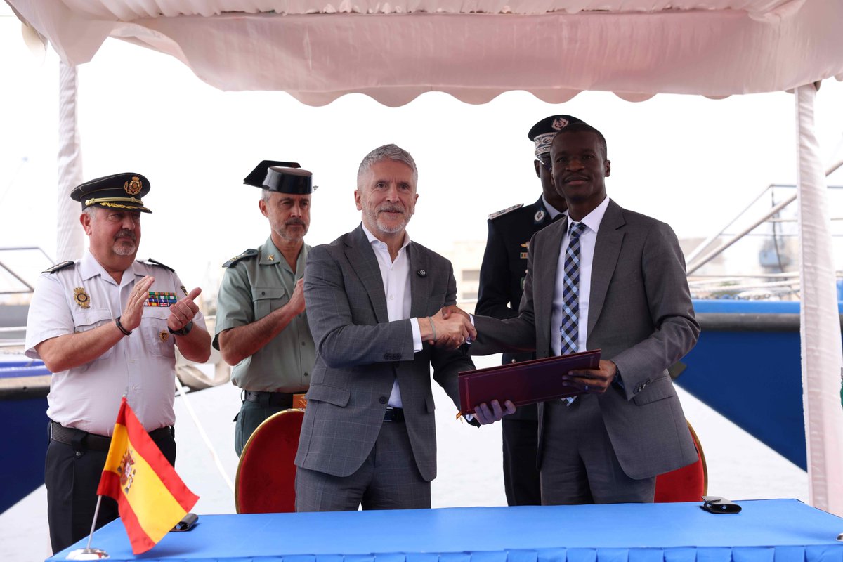 interiorgob's tweet image. 🇪🇸🇸🇳 Grande-Marlaska entrega a #Senegal dos patrulleras para contribuir al “trabajo clave” en prevención migratoria de sus fuerzas de seguridad.

Las llegadas irregulares a España desde las costas senegalesas se han reducido en un 91 % en 2025 respecto al año anterior.