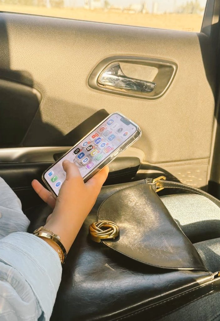 عمياء هي الثقة لكنها حين تبصر تصبح ذات نظر حاد لا تغفر خطا ولا تلتمس عُذر ...