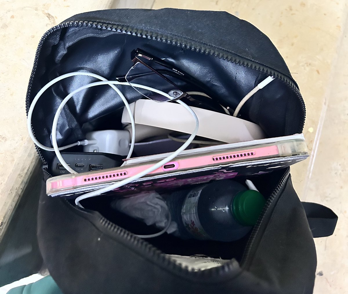 ماذا يوجد في حقيبتي عشان بروح بيت عمتي اذاكر