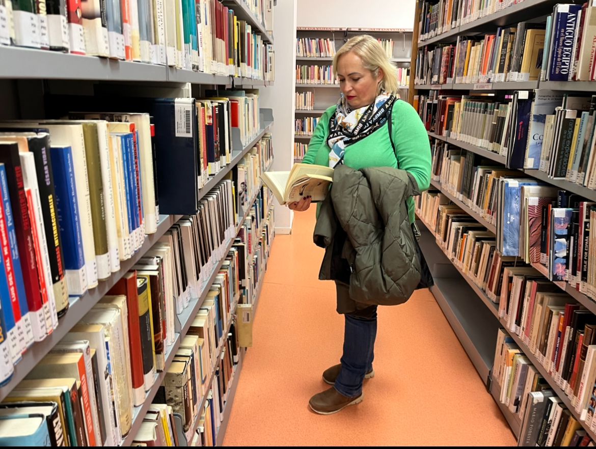 Vox_2Hermanas's tweet image. 📚 Nuestra coordinadora de educación, Sandra Castaño, comprueba cómo en las bibliotecas municipales se siguen usando fondos públicos para adoctrinar con libros de fanatismo climático y demás historietas progres a los más pequeños.
