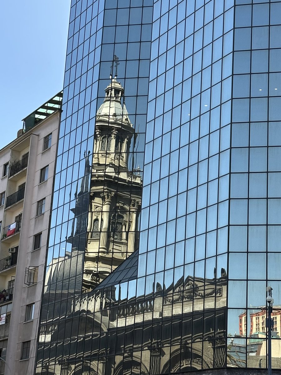 OneSixtyToOne's tweet image. #AlphabetChallenge 
#WeekWforWindows
Santiago, Chile 🇨🇱 Cathedral reflection