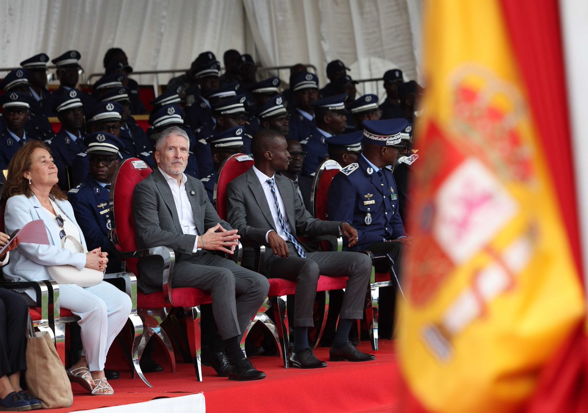 interiorgob's tweet image. 🇪🇸🇸🇳 Grande-Marlaska entrega a #Senegal dos patrulleras para contribuir al “trabajo clave” en prevención migratoria de sus fuerzas de seguridad.

Las llegadas irregulares a España desde las costas senegalesas se han reducido en un 91 % en 2025 respecto al año anterior.