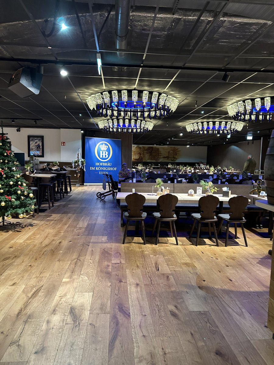KerstenPeter2's tweet photo. Is the new #markethall in #Königshof Essen already weakening? Low footfall at 2 pm. Empty brewery. Is the Christmas market the cause? The basement with three grocery markets, by contrast, performs steadily. https://t.co/ODMXtjHHZs