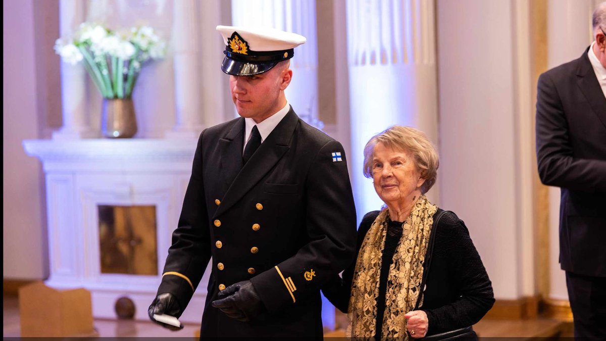 Tänään oli Ylipäällikön isännöimä juhlatilaisuus sotiemme veteraaneille ja lotille. #Kadettikoulu ja kadetit olivat mukana kunnioittamassa itsenäisyytemme takuumiehiä ja -naisia. Kuva #yle