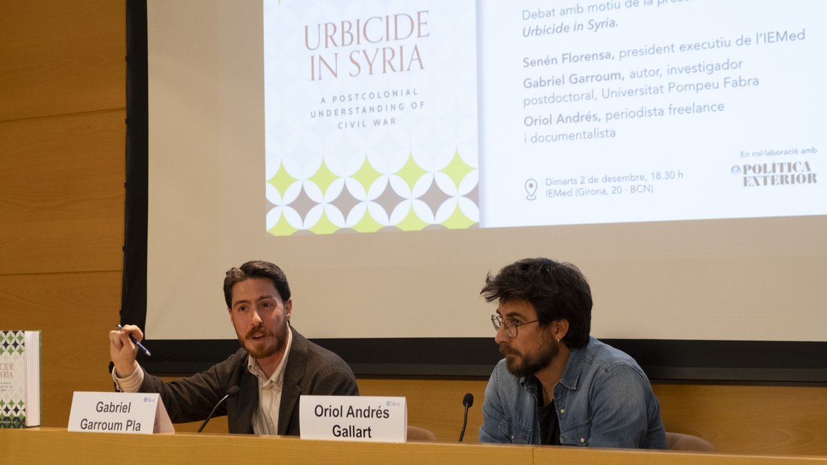 La violència política, l’espai urbà i la formació d’identitats es barregen a la #Síria contemporània.  

🔴Ara mateix profundim en el passat i rumb del país amb <a href="/GabrielGarroum/">Gabriel Garroum Pla</a> que presenta #Urbicide_In_Syria en un debat amb <a href="/oriolandres/">Oriol Andrés Gallart</a> a l'IEMed.

📗manchesterhive.com/display/978152…