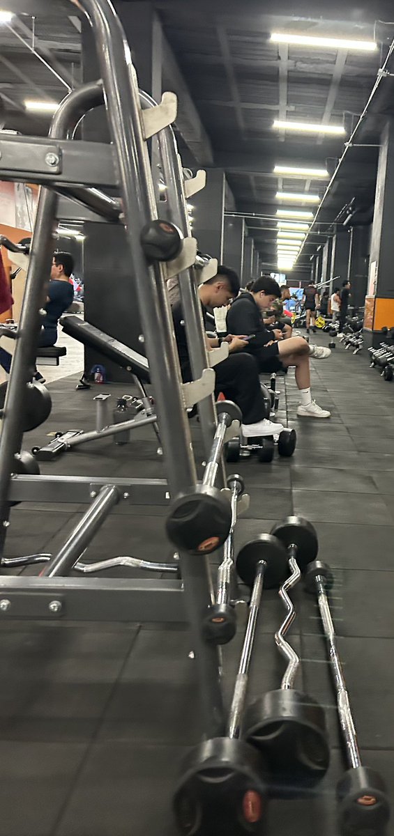 Pat_am's tweet photo. Así entrena la generación Z, ocupando los bancos para chatear… mientras los demás esperamos para poder hacer series!!! 🙄 https://t.co/SsH67B4Lo7