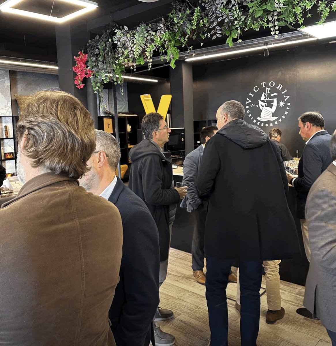 Os presento <a href="/focusevilla_/">Focusevilla</a> la marca comercial del club de negocios EMPREBAL Sevilla (empresarios &amp; baloncesto). Proyecto que une empresa, deporte e impacto social con un propósito claro:
Compartir la Visión del Éxito empresarial y apoyar al baloncesto de Sevilla y provincia🏀