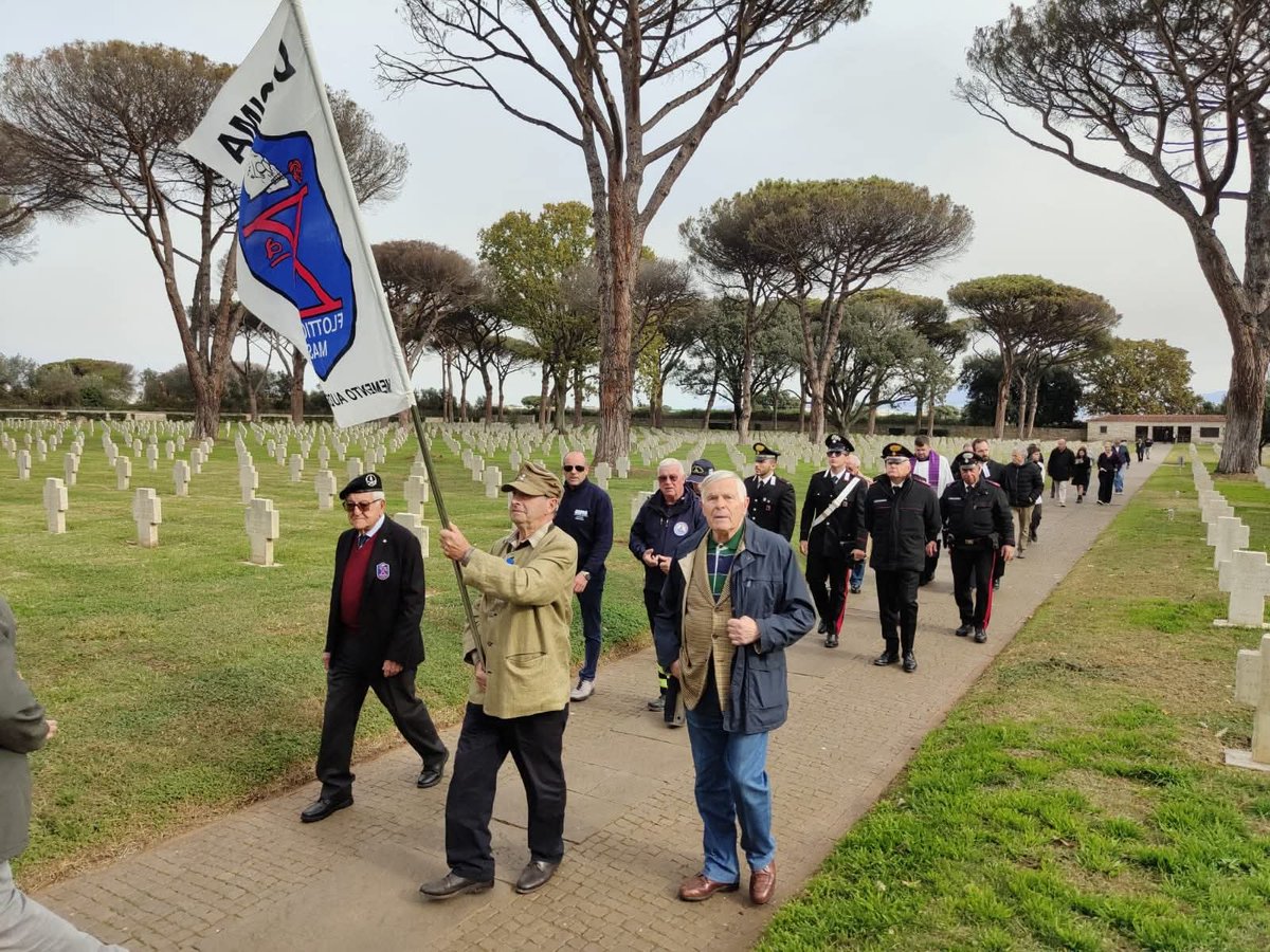 AlekosPrete's tweet image. Succede a Pomezia durante il Volkstrauertag. Il vessillo dei collaborazionisti della X MAS riappare al cimitero germanico dentro una cerimonia pubblica alla presenza delle forze dell’ordine. Un’immagine che dice molto del clima politico del Paese. #matrice