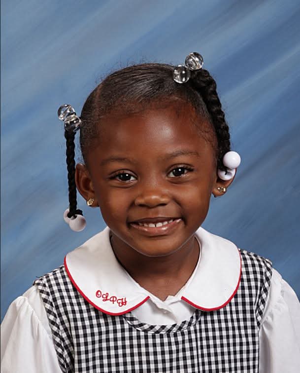 CrazyVibes_1's tweet image. 5-year-old Cloe Woods from Kenner, Louisiana, became a hero when she led her blind grandmother and their dog to safety during a house fire. Using fire-safety tips she learned from local firefighters, her quick thinking kept her family safe. Cloe’s bravery is a powerful reminder…