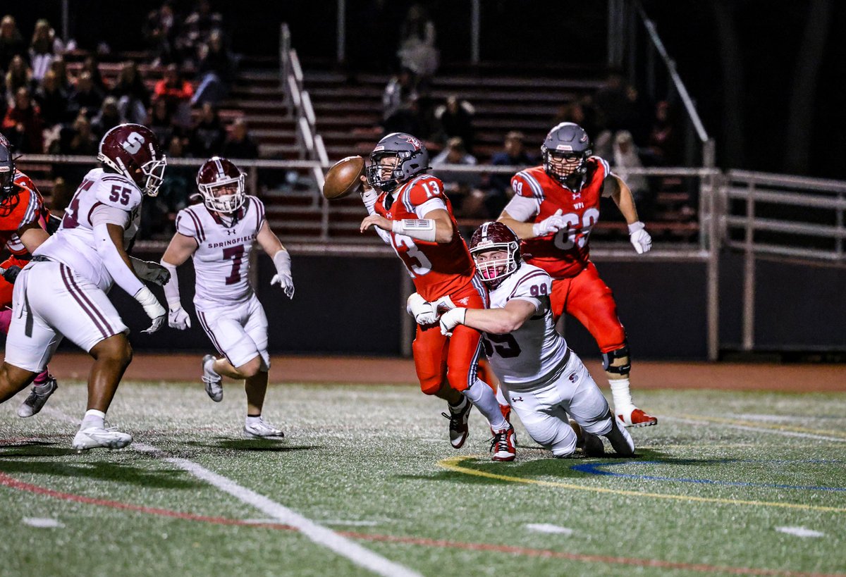 _SCFootball's tweet image. Springfield College Football Defense 🔻
Come Swim with the Sharks 🦈

2025 Regular Season Defense
10 All Conference Selections 🏆
NEWMAC Defensive Player of the Year 🏅
#2 Ranked in Total Defense 🦈 196.5 YPG
#7 Rush Defense 🧱 54.8 YPG
#12 Pass Defense 🚫✈️ 141.7 YPG
#7 Scoring…