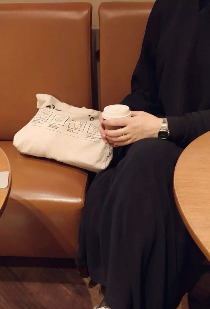 MLJAALRWH's tweet photo. كأننا نعِيد تشكِيل أنفسِنا مَعَ كُل فَصل يمرّ من أعمَارنا لا أحَد يَخرجُ مِن الزمن كَمَا دخَله فكُل شَيء فِينا يتبدّل بصمتٍ خفِي: نَظْرتنا، ذَوقنا، طَريقتنا في الشُّعُور.!
#ملجأالروح https://t.co/Xq56D5KL6P