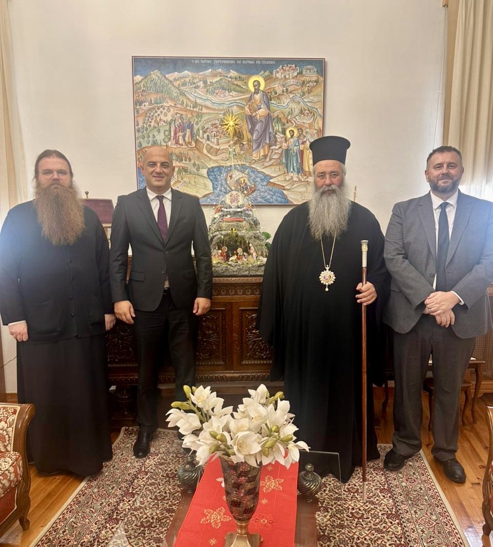 Амбасадор 🇷🇸 у 🇬🇷 Никола Недељковић састао се данас са митрополитом Катеринија Георгијем, дугогодишњим пријатељем српског народа и Српске православне цркве. 

Амбасадор Недељковић се првенствено захвалио митрополиту Георгију што увек са посебном радошћу дочекује вернике из