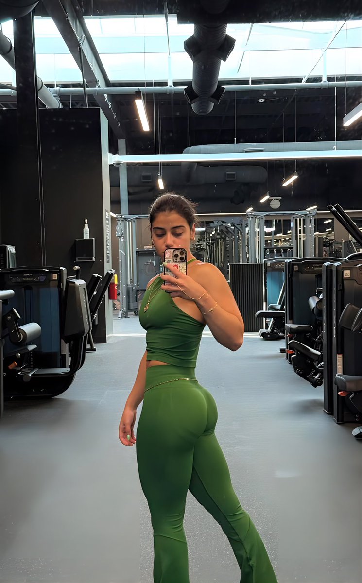 poutza_'s tweet photo. Sara Saffari body be bodying 💪🍑 https://t.co/Xj6orMjGeX