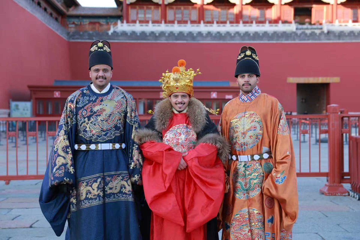 جربت اليوم اللبس الصيني التقليدي 🇨🇳✨
والله حسّيت إني داخل فيلم تاريخي! التفاصيل، الألوان، شيء مو طبيعي
الصين كل يوم تعطيني تجربة أجمل من اللي قبلها.
شوفو سنابي فيه ردة فعل الصينيين كانت جداً جميلة ❤️ 👘
#سبايكي_في_الصين