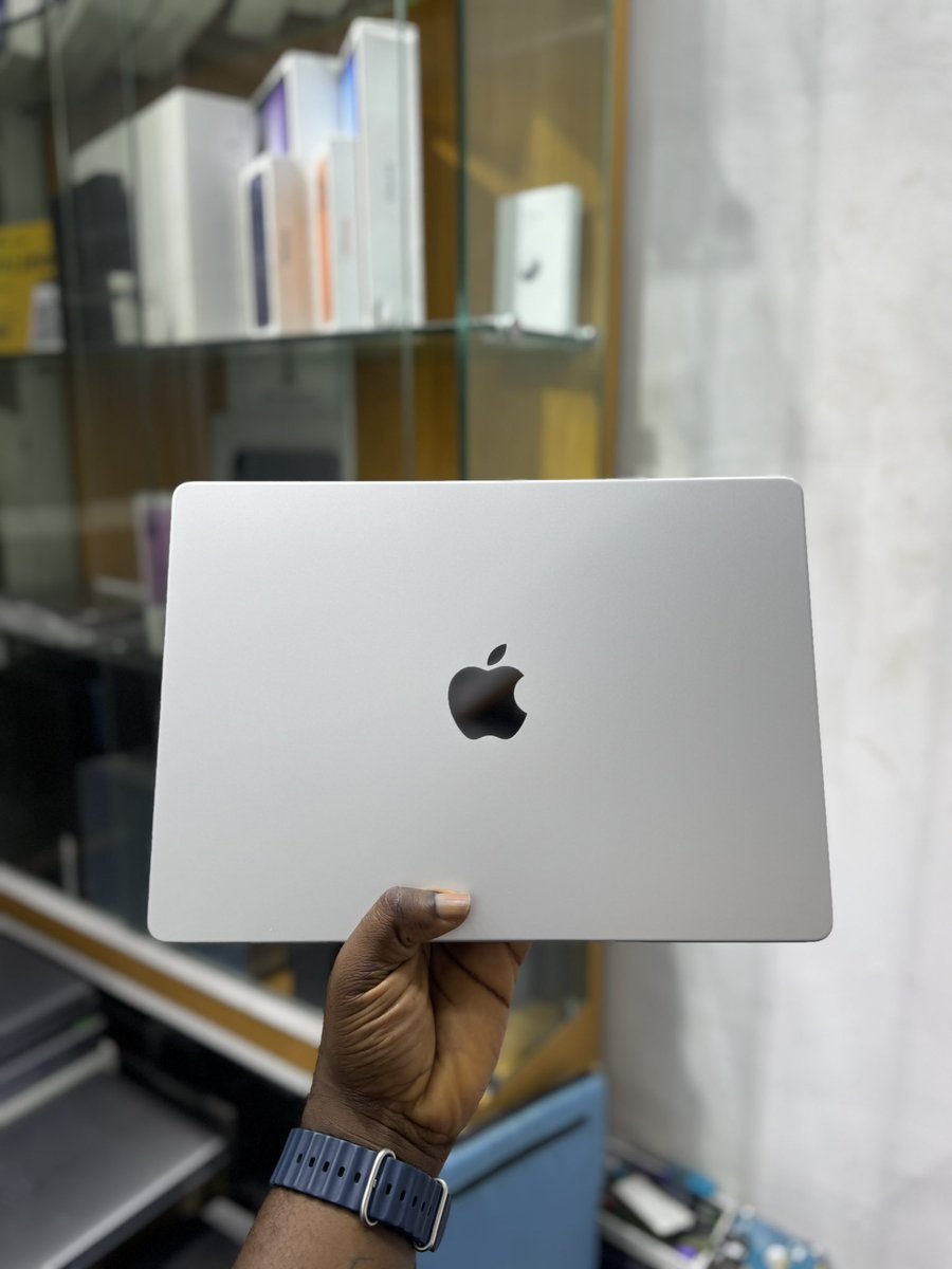 UK USED 
2021 APPLE MACBOOK M1 PRO 
1TB SSD 32GB RAM 
14 INCH 
WITH FULL ACCESSORIES 
Available for N1,500,000 
Office Address:No 2 Pepple street,Ikeja computer Village 
Call or WhatsApp 08037774591