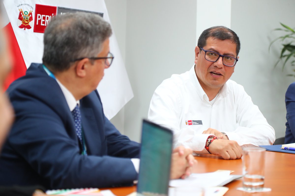 MinamPeru's tweet photo. #NotaDePrensa | El ministro del Ambiente, Miguel Espichán, se reunió con Santiago Rojas, representante de @AgendaCAF  – Banco de Desarrollo de América Latina y el Caribe en el Perú, para abordar acciones conjuntas orientadas a fortalecer la gestión ambiental, impulsar proyectos de inversión climática y promover iniciativas que mejoren la calidad de vida de la población desde un enfoque sostenible.

Durante el encuentro, ambas instituciones reafirmaron su compromiso de seguir trabajando de manera articulada para acelerar la transición hacia un desarrollo más limpio, resiliente y responsable con el entorno. Asimismo, se destacó el interés compartido en promover proyectos vinculados a la gestión integral de residuos sólidos, con el fin de reducir impactos ambientales, mejorar los servicios a la ciudadanía y contribuir al desarrollo sostenible del país.